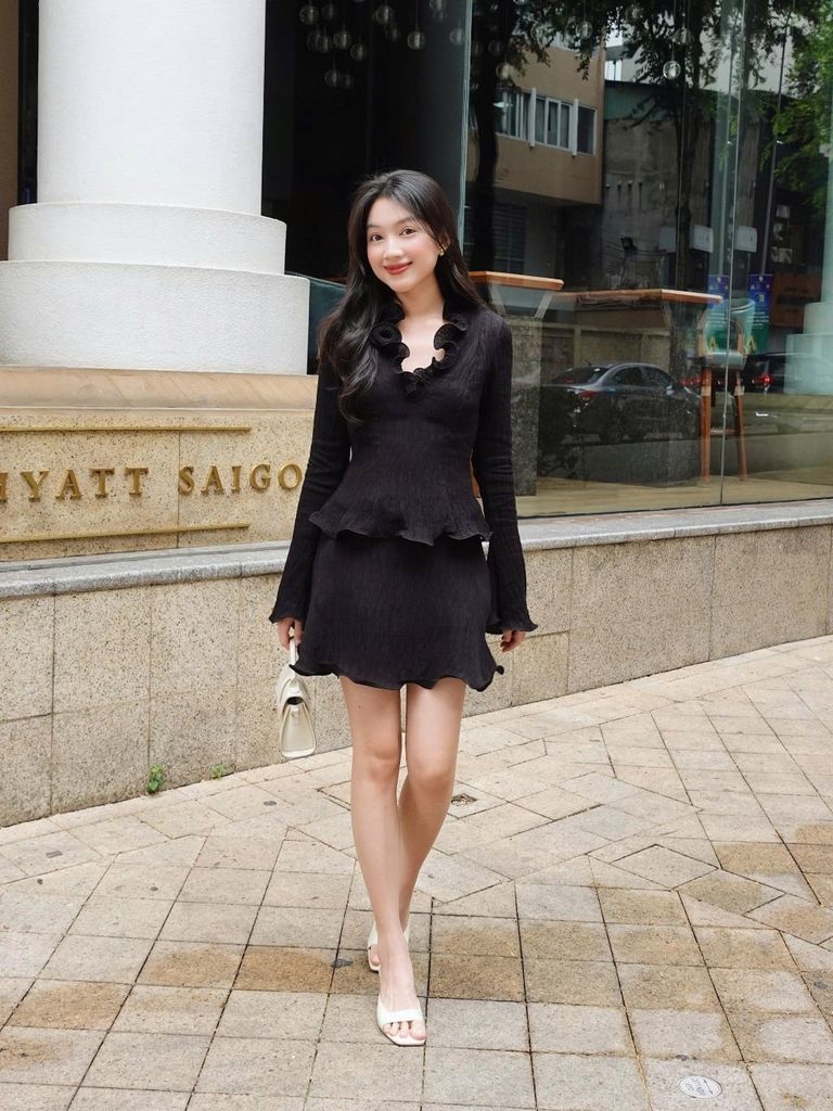 (Bán Lẻ) Set Nữ ORAITH Áo Cổ V Dài Tay Phối Bèo và Chân Váy Trơn Xòe Đơn Giản GOÛT DE JUN