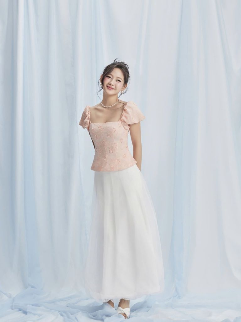 Áo Nữ DELWYN Cổ Vuông Tay Phồng Hoa Nổi 3D Nữ Tính GOÛT DE JUN