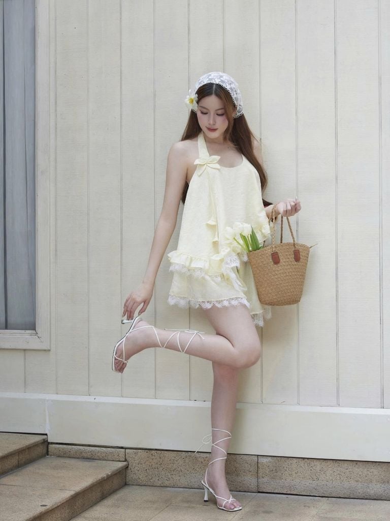 (Bán Lẻ) Set Nữ Đi Biển Mùa Hè RIBBIE Áo Phối Ren Hở Lưng Và Quần Ngắn Dễ Thương GOÛT DE JUN