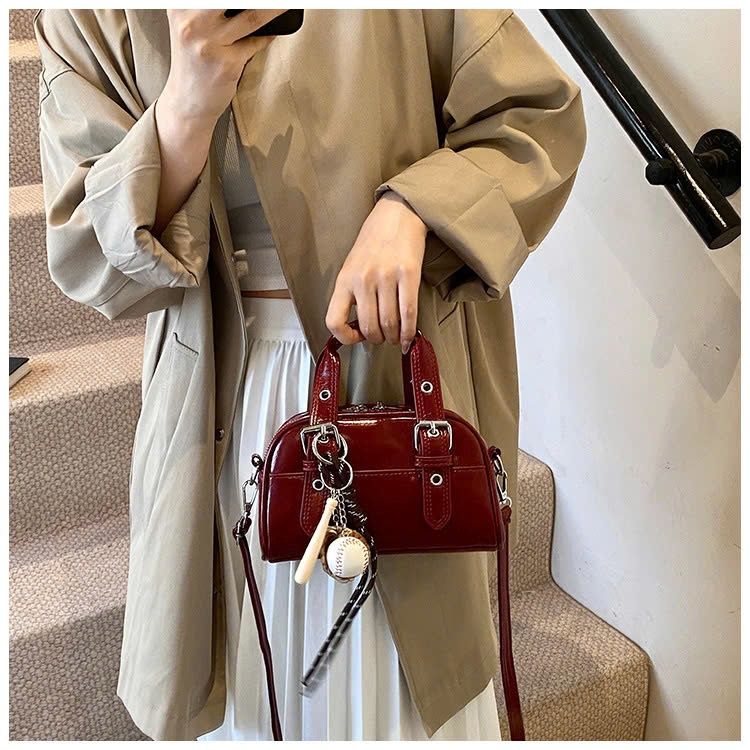 Túi Đeo Chéo Nữ Phong Cách Retro Châu Âu Màu Đỏ Kèm Charm
