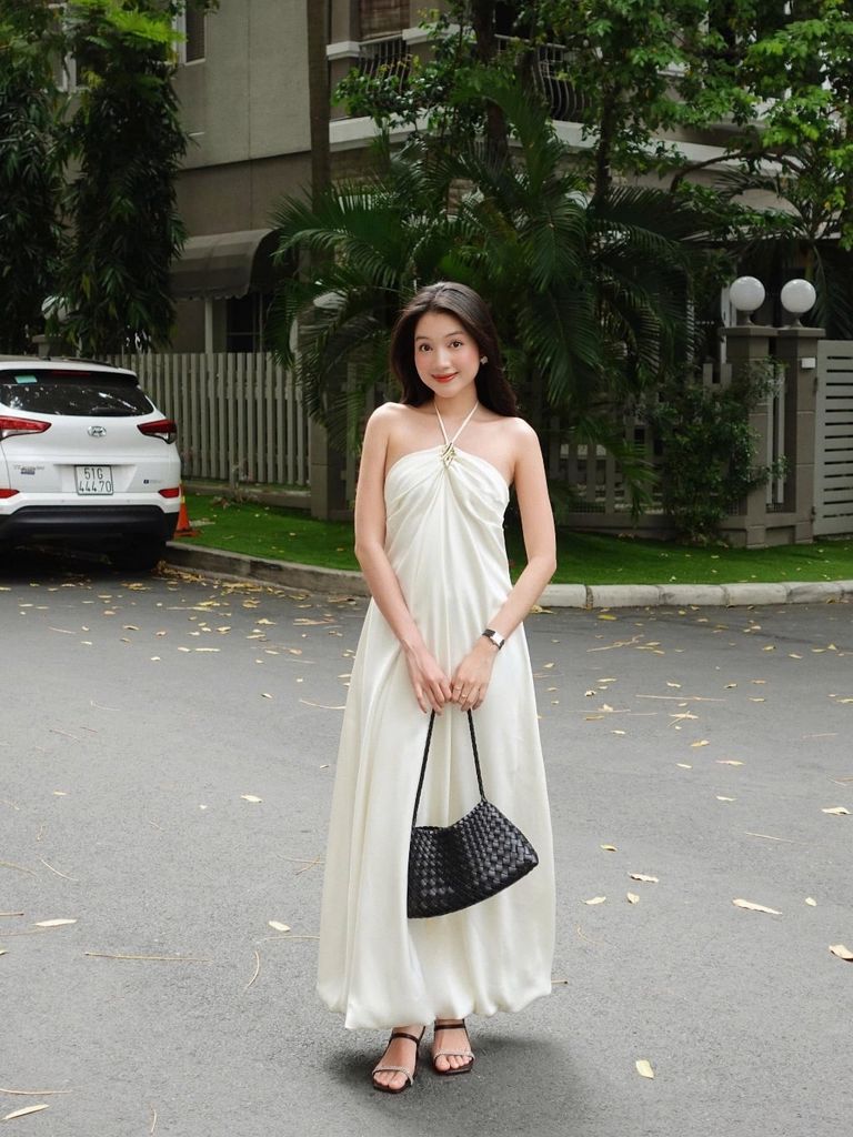Đầm Nữ QUIERO Cổ Yếm Hở Lưng Dáng Dài Form Bí Quyến Rũ Nữ Tính GOÛT DE JUN