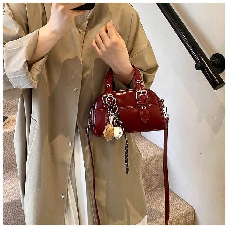 Túi Đeo Chéo Nữ Phong Cách Retro Châu Âu Màu Đỏ Kèm Charm