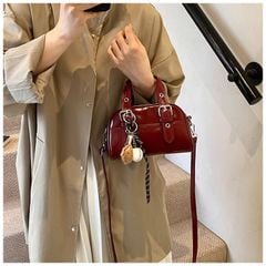 Túi Đeo Chéo Nữ Phong Cách Retro Châu Âu Màu Đỏ Kèm Charm
