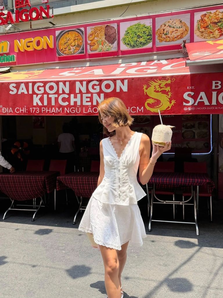 Áo Kiểu Nữ DAGAT TOP Cổ V Phối Ren Vintage Dạo Phố, Đi Biển Gout De Jun