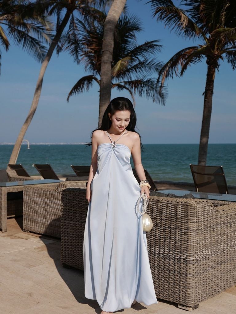 Đầm Nữ QUIERO Cổ Yếm Hở Lưng Dáng Dài Form Bí Quyến Rũ Nữ Tính GOÛT DE JUN