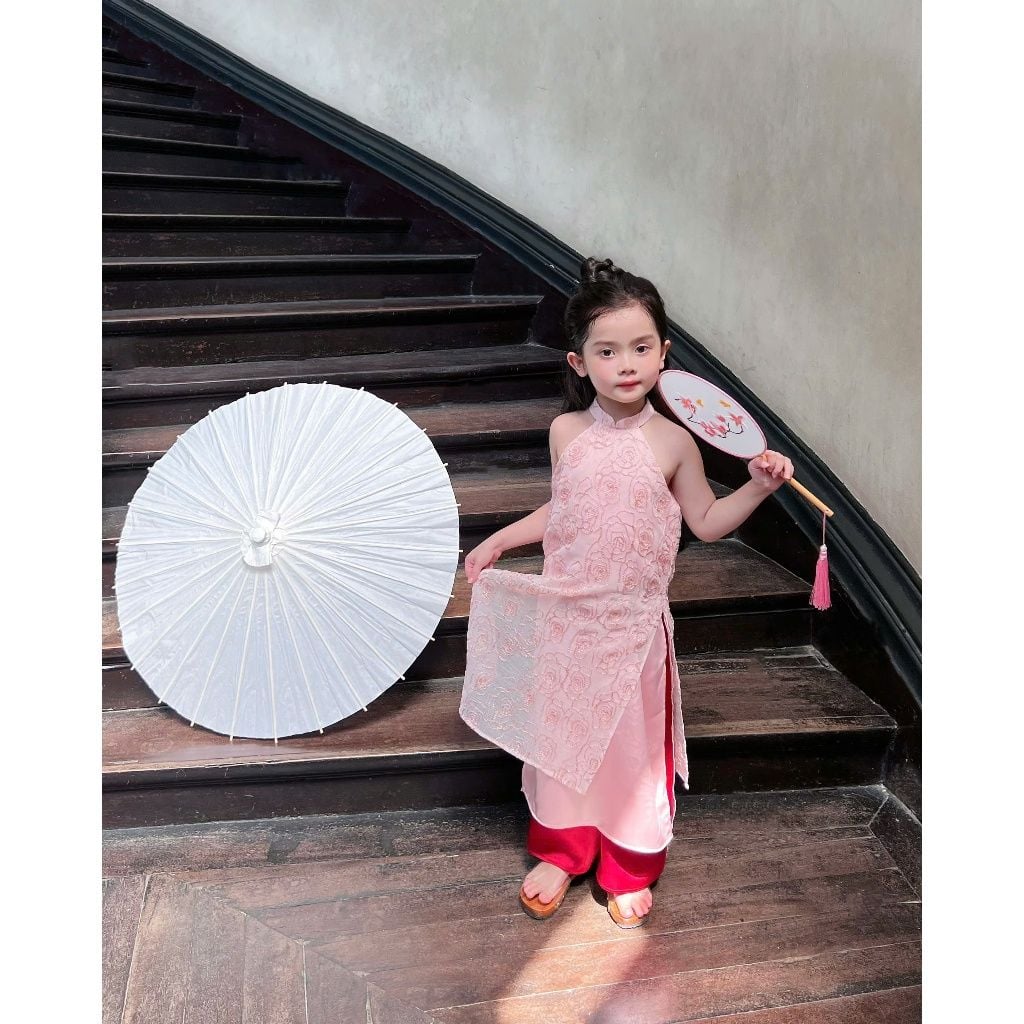 Áo Dài Cho Bé Cổ Yếm Voan Tơ Thêu Vân Hoa Hồng Dễ Thương (Kèm Quần Lụa) - BỘI SAM - GOÛT DE JUN