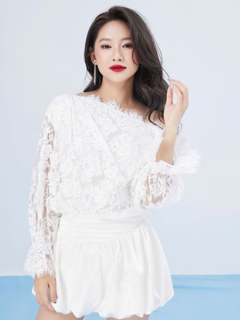 Áo Ren Hoa Nữ Lệch Vai Freesize Tay Phồng Nữ Tính - MATIA TOP -  GOÛT DE JUN