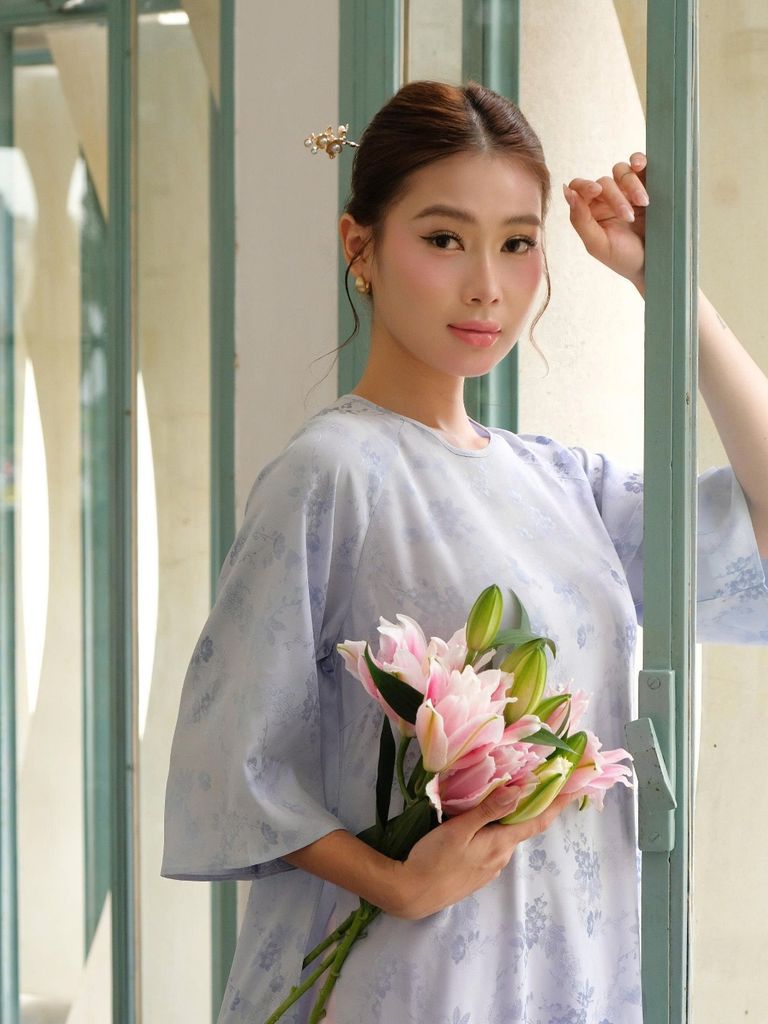 Áo Dài Nữ Mẫn Yên Vải Lụa Hoa Tay Lở Cổ Tròn Diện Tết Du Xuân (Không Kèm Quần)  GOÛT DE JUN