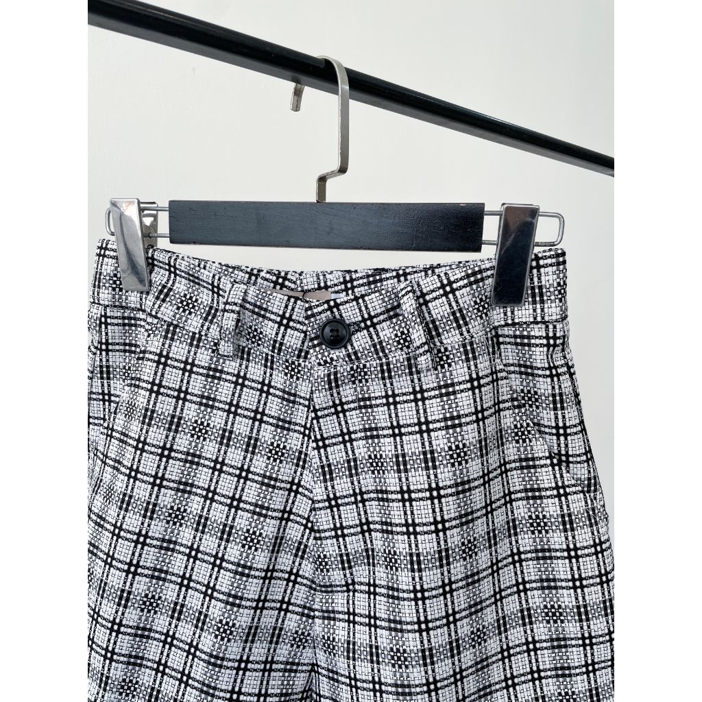 Quần lửng ống rộng kẻ cạp khoá lưng cao, Quần kẻ nữ hack dáng cá tính hottrend | Sarah Shorts | Secodee