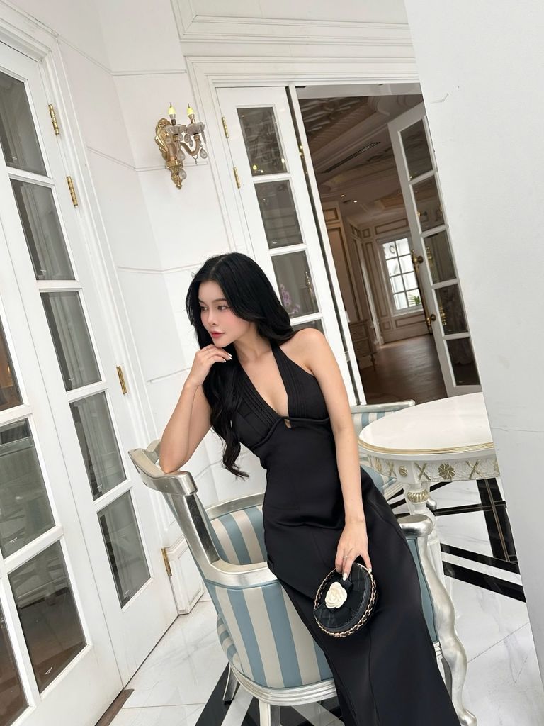 Đầm Nữ GREERSY Cổ Yếm V Chiết Eo Dáng Dài Xòe Hở Lưng Sang Trọng GOÛT DE JUN