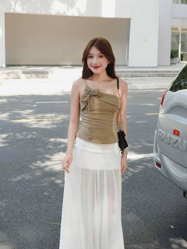 (Bán Lẻ) Set Nữ SHYRUB Áo Kiểu Lệch Vai Đính Hoa Phối Quần Short Basic GOÛT DE JUN