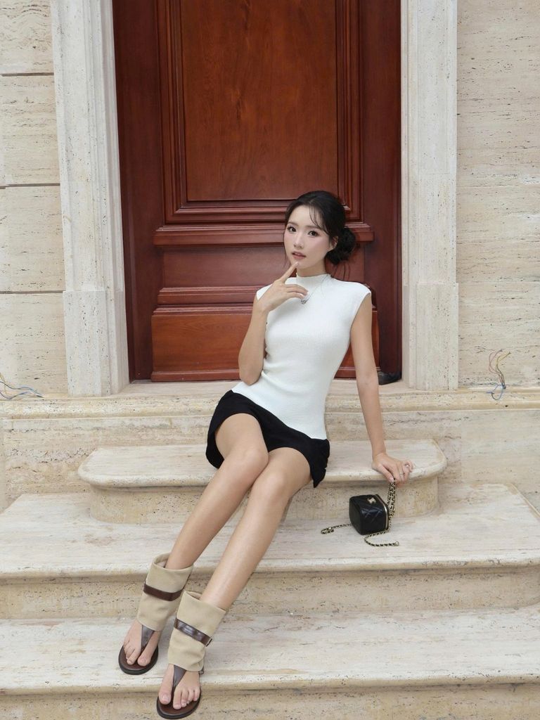 Áo Nữ YLANI Form Ôm Tay Ngắn Cổ Tròn GOÛT DE JUN