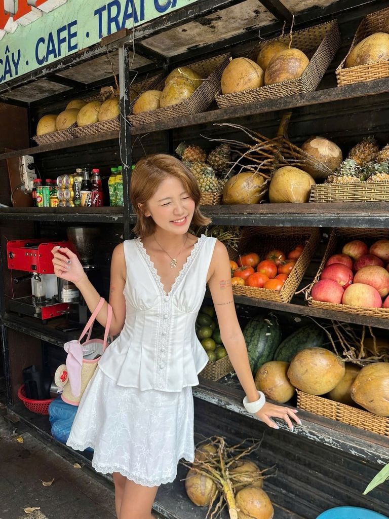 Áo Kiểu Nữ DAGAT TOP Cổ V Phối Ren Vintage Dạo Phố, Đi Biển Gout De Jun
