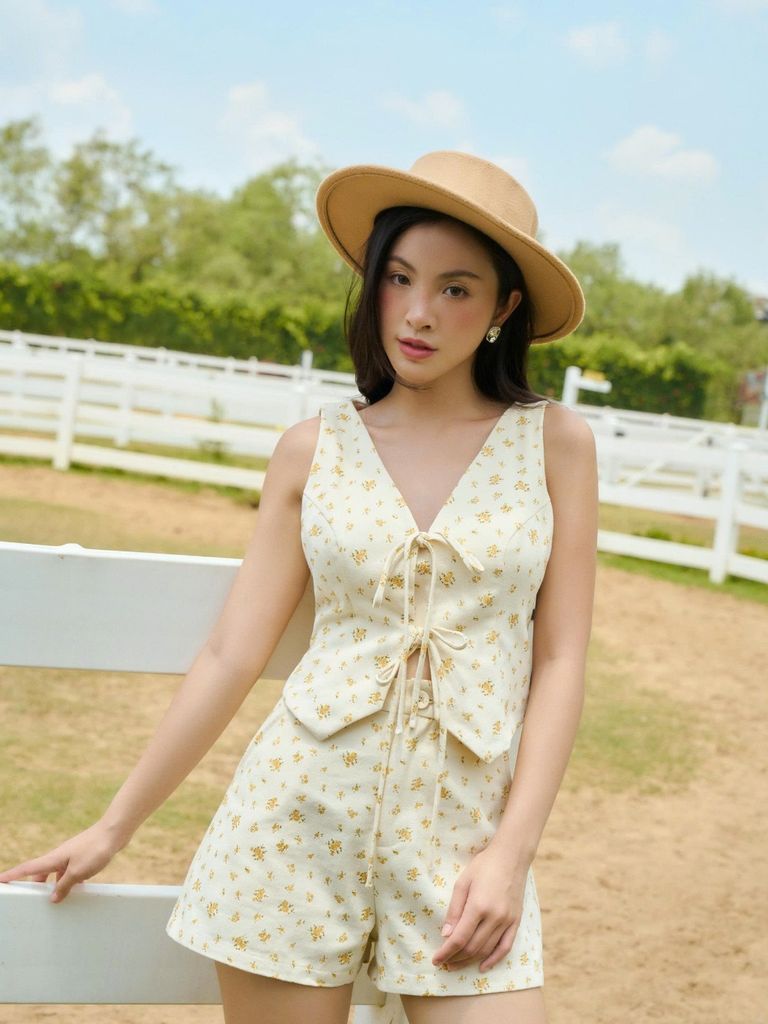 (BÁN LẺ) Set Áo Nữ Stonie Hoa Nhí Phối Nơ Và Quần Shorts Lưng Cao Tôn Dáng  GOÛT DE JUN