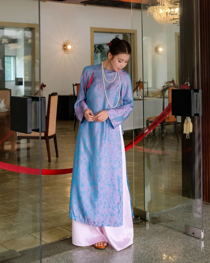 Áo Dài Nữ Xuân Chi Vải Lụa Hoa Tay Dài Đính Cúc Diện Tết Du Xuân (Không Kèm Quần)  GOÛT DE JUN