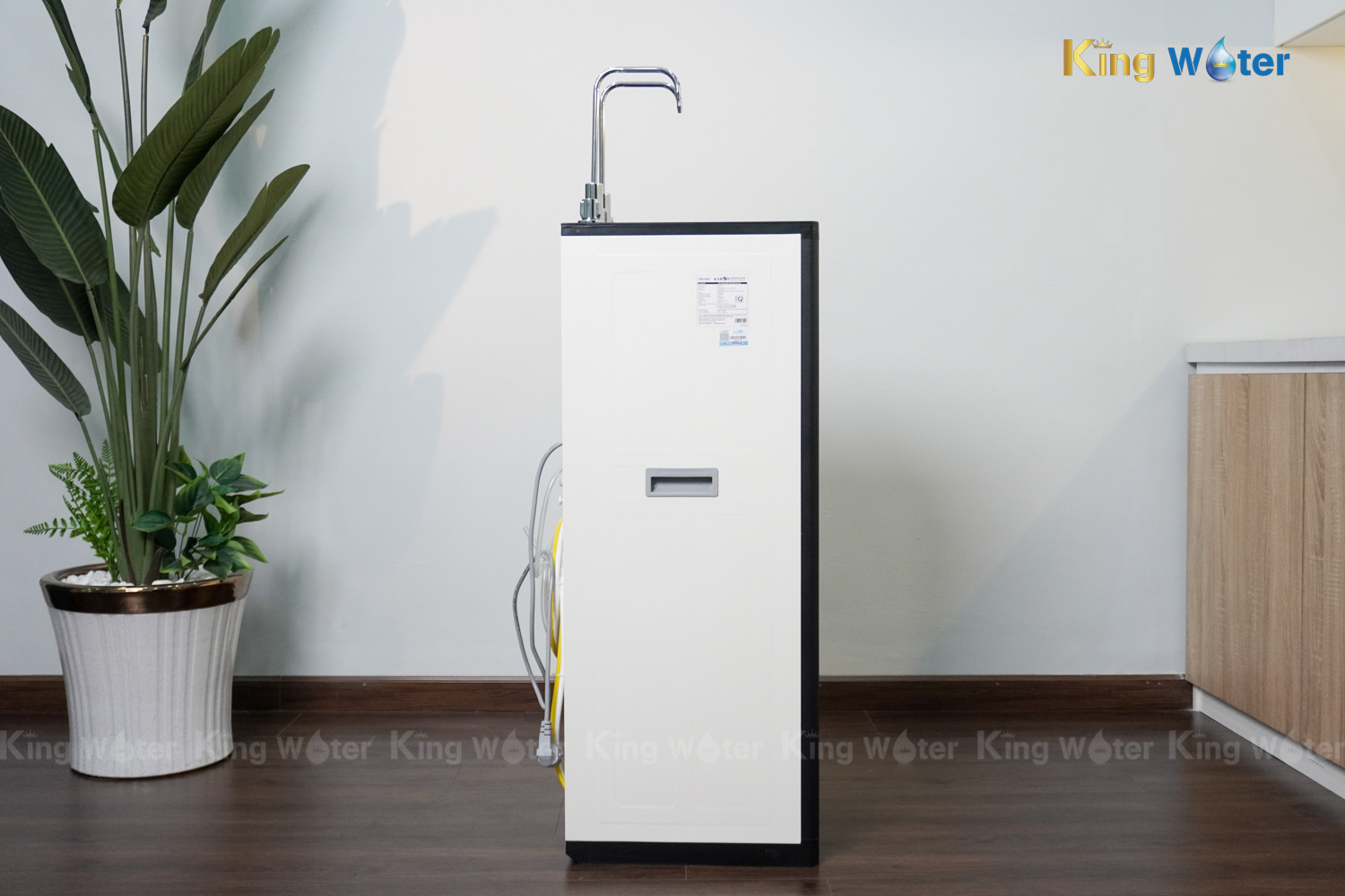 Máy Lọc Nước R.O Nóng Lạnh Karofi KAD-D66S | Cây Đứng 11 Lõi