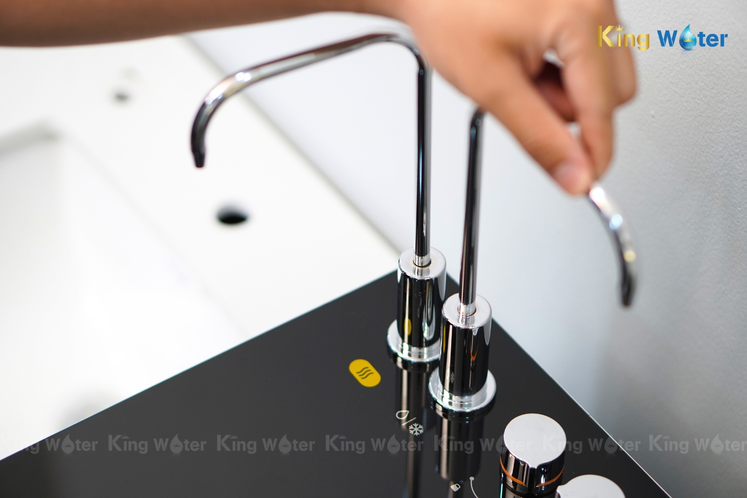 Máy Lọc Nước Nóng Lạnh Karofi KAD-M85 | Tủ Đứng 12 Lõi