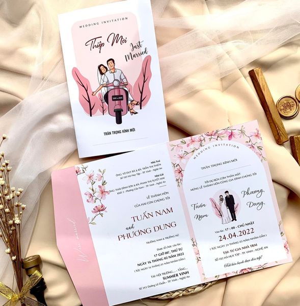 Chi tiết nội dung trong thiệp cưới thiết kế hoa văn hoa cỏ pastel tinh tế, trình bày thông tin lễ thành hôn trang trọng và chuyên nghiệp trên website thiep.vn.