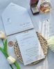 Thiệp cưới tối giản cao cấp màu trắng với chữ ký ánh hologram, phong bì Save the Date và thẻ timeline sang trọng