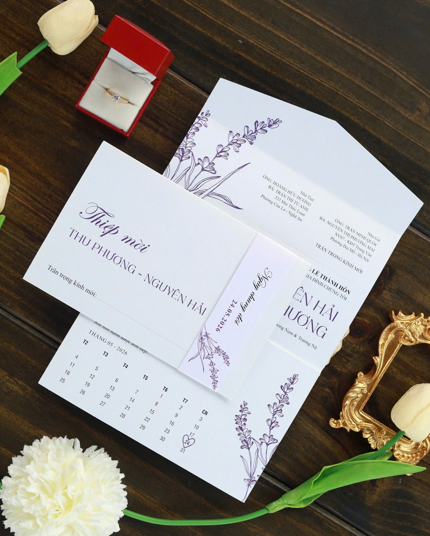 Mẫu thiệp cưới giấy cao cấp thiep.vn in họa tiết hoa oải hương sắc nét, đai cuốn sang trọng