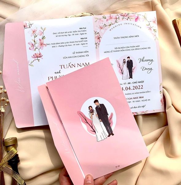 Bộ thiệp mời đám cưới cao cấp bao gồm phong bì hoa tiết hoa nhí và quỳ trong hình vẽ minh họa cặp đôi sang trọng, tối giản từ thương hiệu thiep.vn.