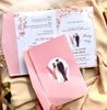 Bộ thiệp cưới giấy màu hồng pastel họa tiết hoa nhí sang trọng, gồm thiệp mời, thiệp lễ thành hôn và phong bì tại thiep.vn