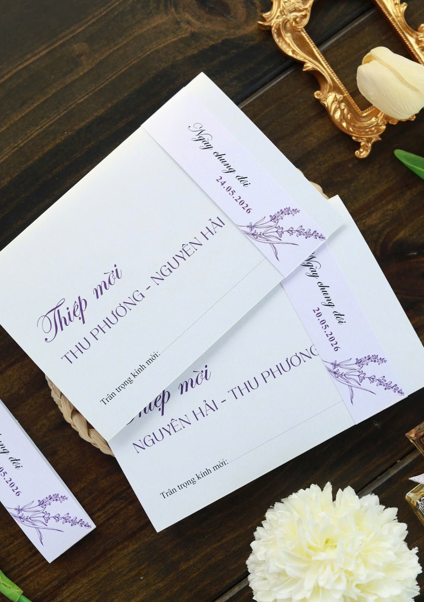 Cận cảnh đai cuốn thiệp cưới lavender tinh tế, in chữ nghệ thuật nổi bật từ thương hiệu thiep.vn