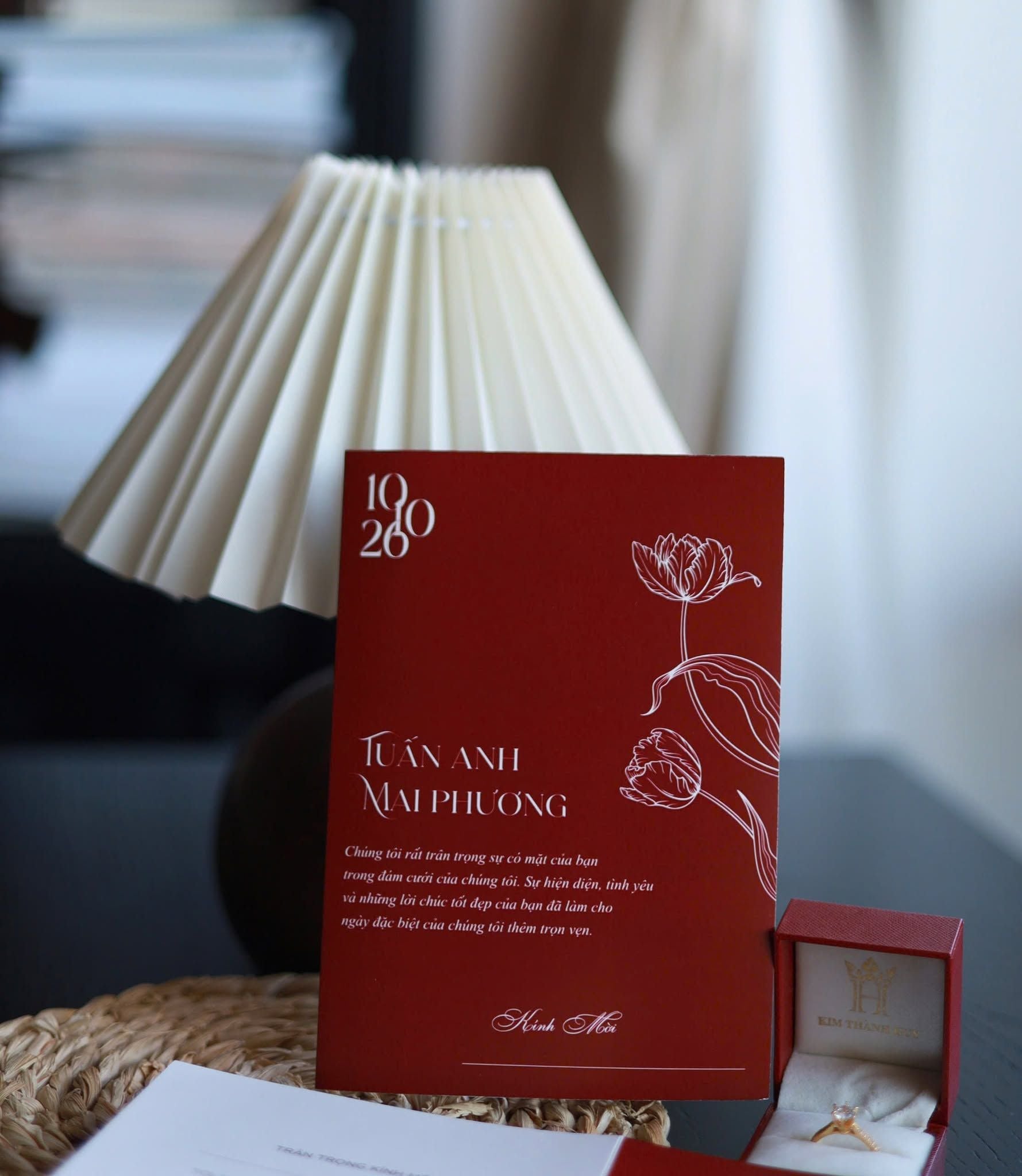 Thiệp báo hỷ màu đỏ in chữ trắng nổi bật thiết kế nắp gập sang trọng thiep.vn