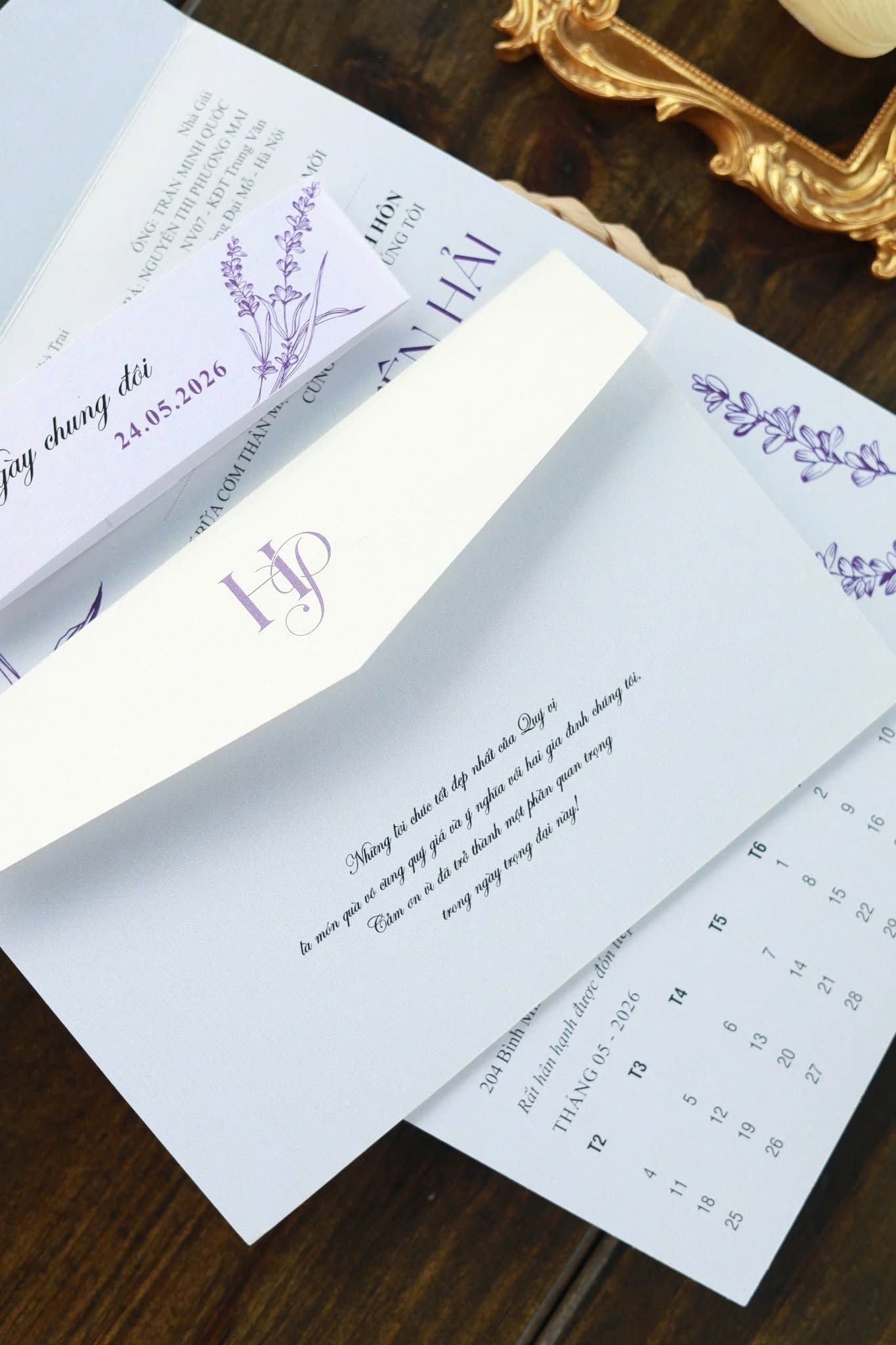 Phong bì thiệp cưới giấy lavender từ thiep.vn với logo HP cách điệu và lời cảm ơn chân thành