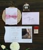 Thiệp cưới hồng pastel hiện đại phối nơ lụa với phong bì và thiệp ảnh cô dâu chú rể