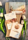  Thiệp Cưới "Hoài Niệm Lãng Mạn" - Phong Cách Vintage & Hoa Hồng Cổ Điển 