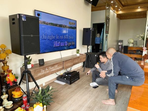 Dàn karaoke gia đình mà như phòng trà