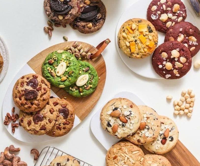 BÁNH QUY SOCOLA CHIP VÀNG ƯƠM ĐANG NƯỚNG TRONG LÒ THƠM LỪNG
