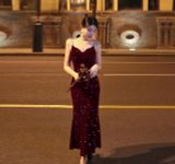  Váy body hai dây đỏ đính đá Hương Adela 