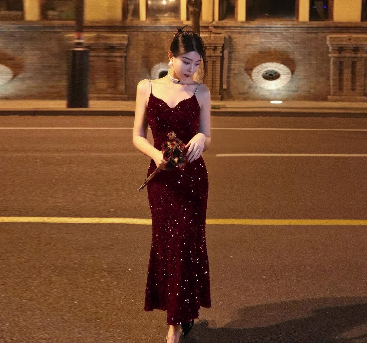  Váy body hai dây đỏ đính đá Hương Adela 