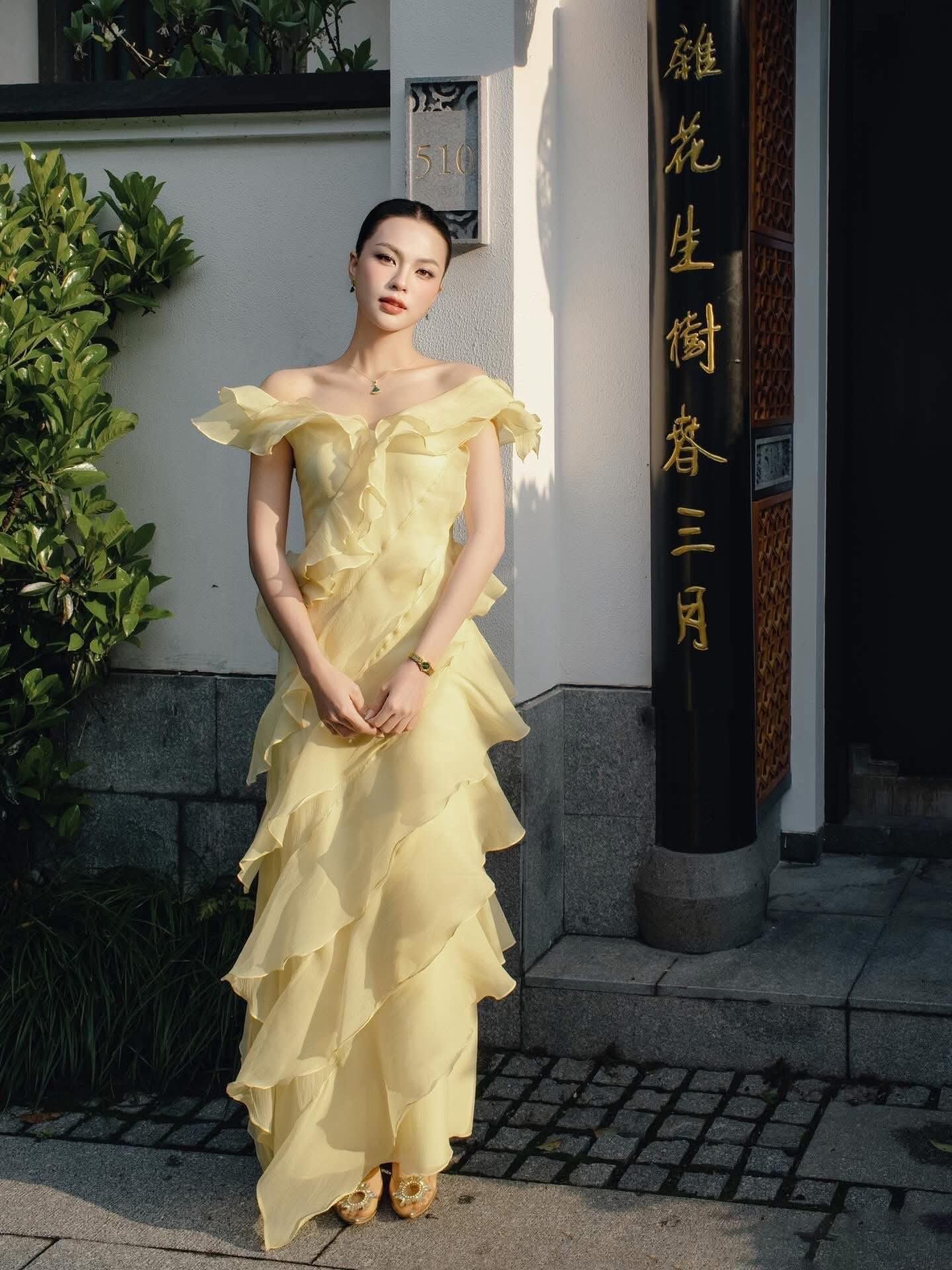  Váy đi biển trễ vai vàng 