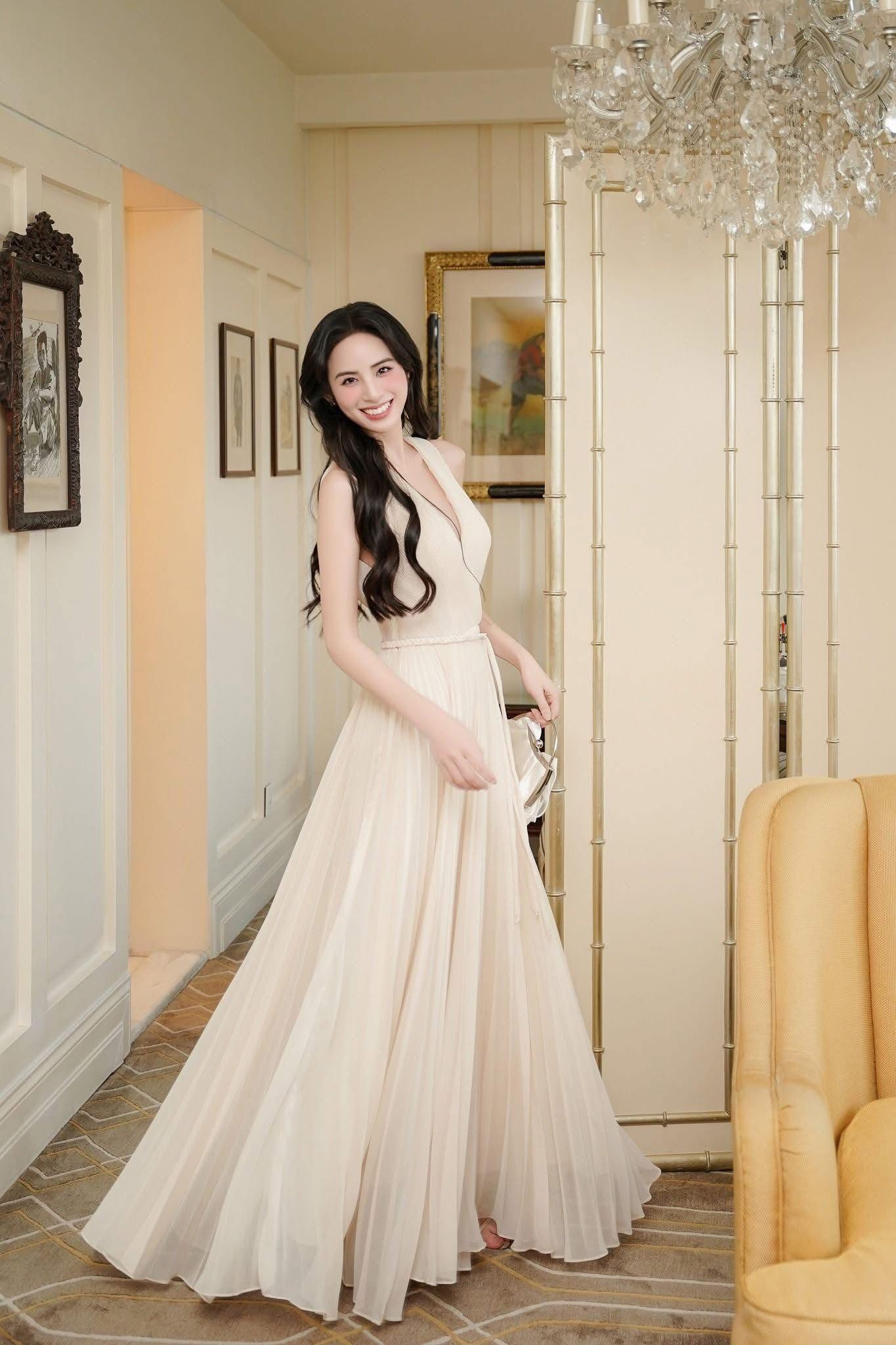  Váy kem hở lưng Noar Blanc 