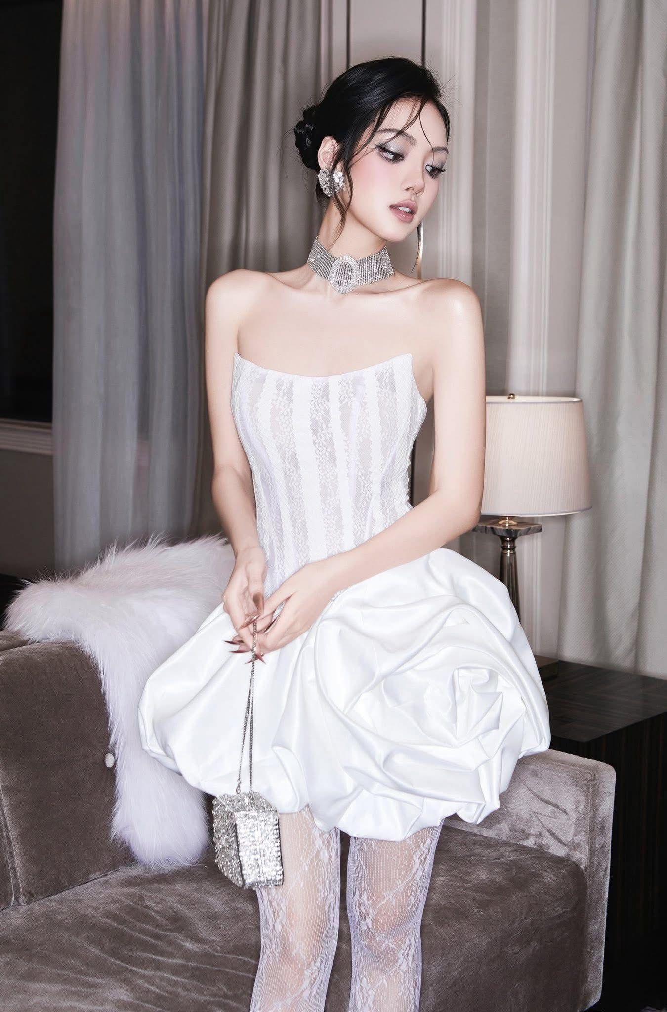  Váy ngắn trắng phối hoa Glamdoll 