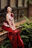  Áo yếm, chân váy đỏ 