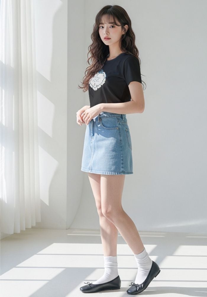 Áo thun hình in nữ - Messages of Joy, Worn with Love Collection - Đen