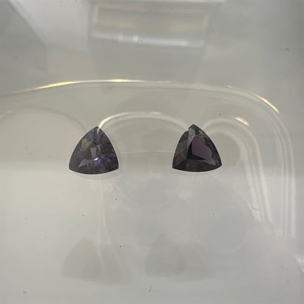  Đá Spinel -Tam giác 5.9x5.9x3ly-0.7 