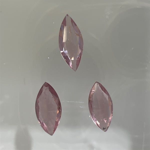  Đá Spinel- Dưa 6.8x3.3x2.3ly-0.4ct 