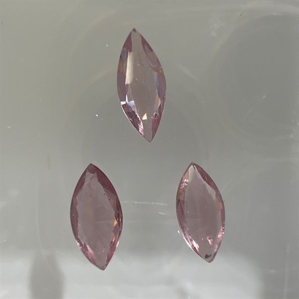  Đá Spinel- Dưa 6.8x3.3x2.3ly-0.4ct 