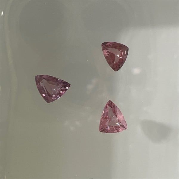  Đá spinel-Tam giác 4.0x5.4x2.3 ly - 0.35 ct 