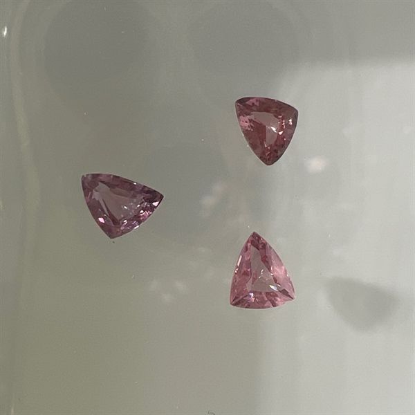  Đá spinel-Tam giác 4.0x5.4x2.3 ly - 0.35 ct 