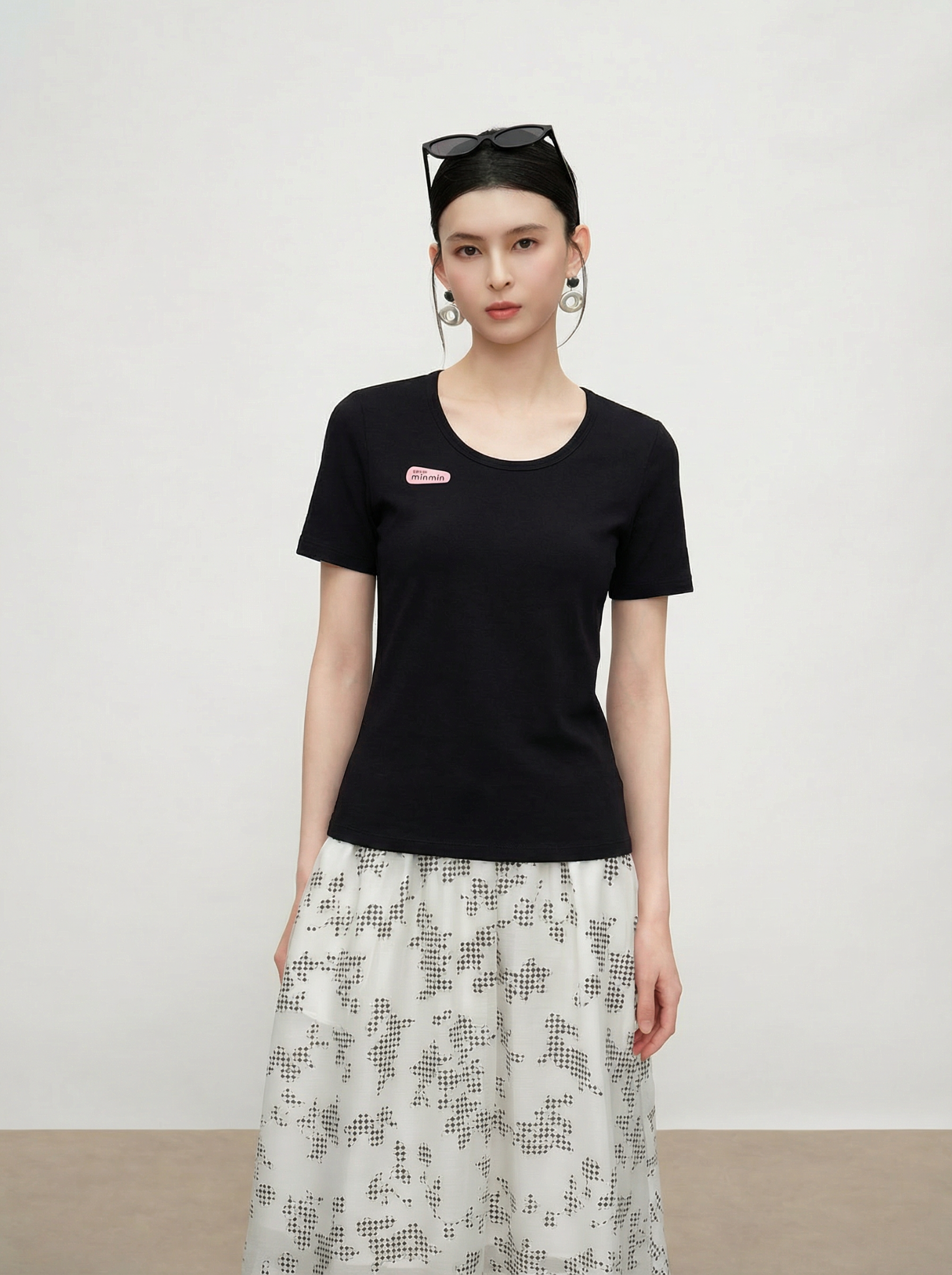  AT44-Áo Thun Cổ Tròn Đính Logo Miu 