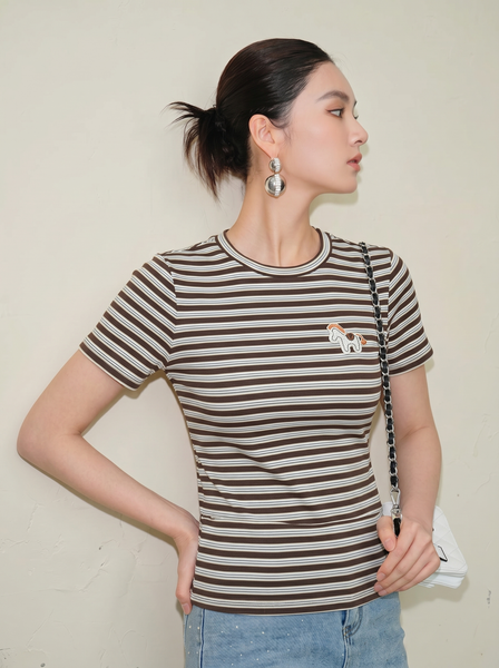  AT65-Áo Thun Tay Ngắn Sọc Đính Logo 