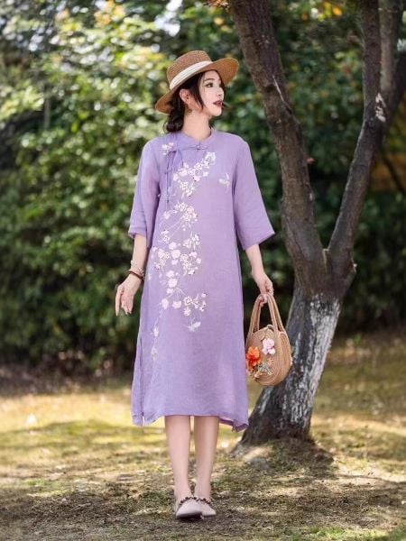  D05-Đầm Ramie Thêu Cây Hoa Nút Gài Cổ Điển Thanh Lịch 