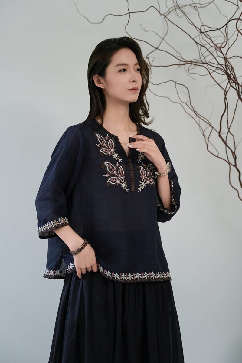  A897-Áo Ramie Thêu Hoa Lá Viền Lai Tay Cổ V Nghệ Thuật 