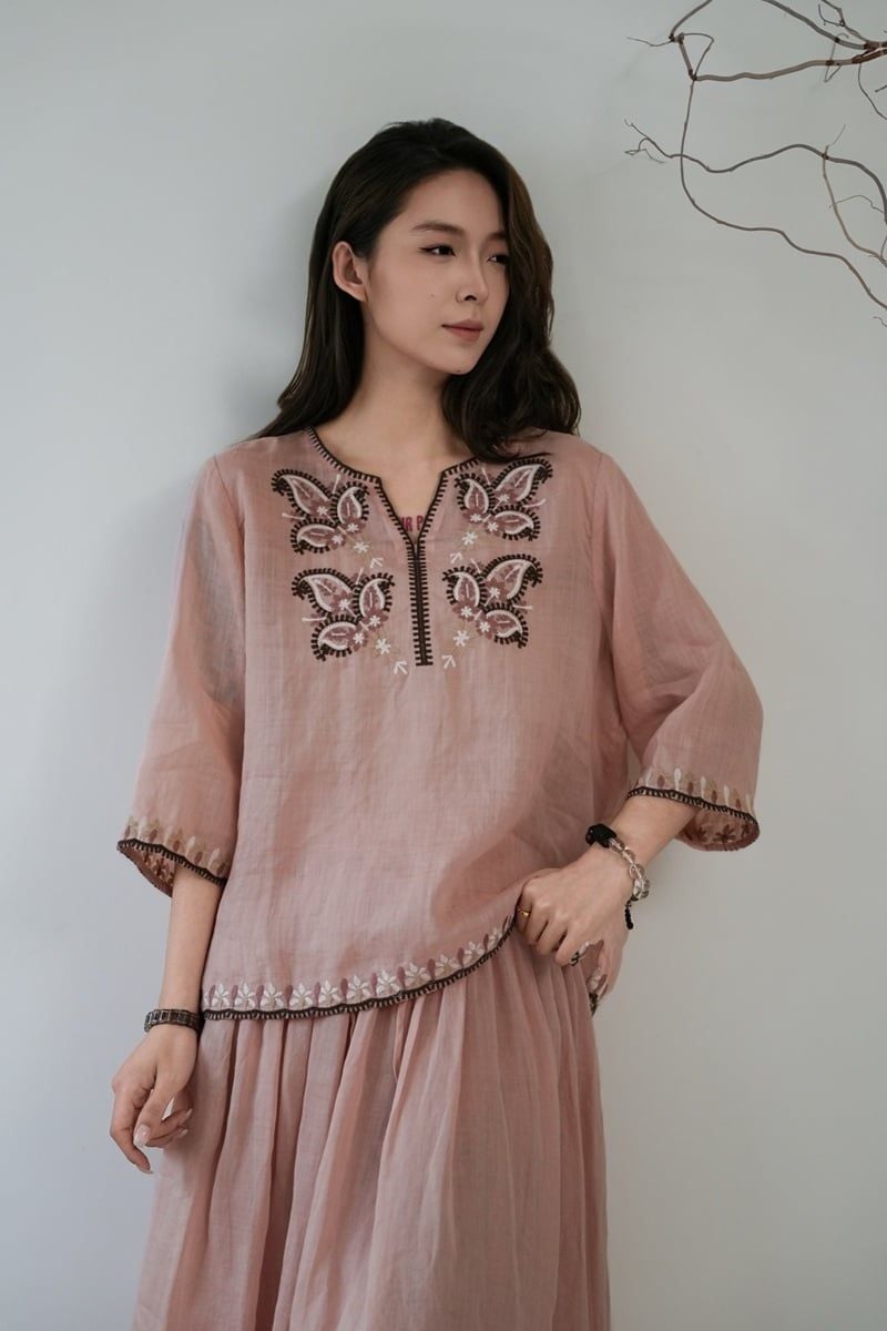  A897-Áo Ramie Thêu Hoa Lá Viền Lai Tay Cổ V Nghệ Thuật 